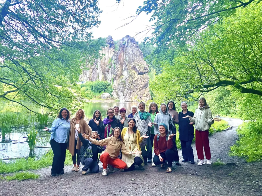 Gruppe von Seminarteilnehmerinnen an den Externsteinen im Harz
