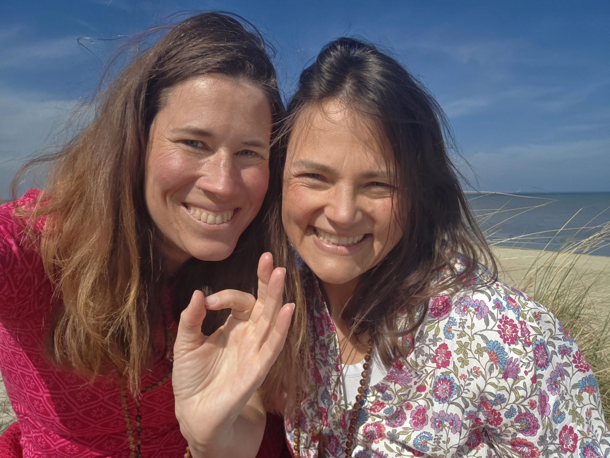 Yogita und Satyadevi an der Ostsee